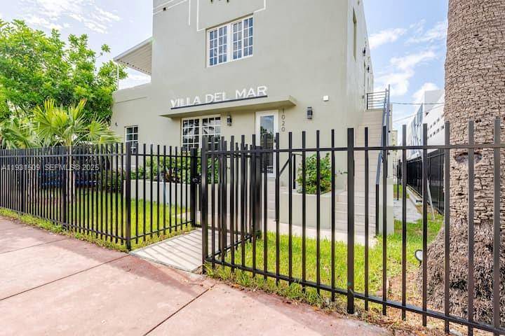 Fully renovated ! Located in the heart of Miami Beach, presents a rare opportunity to own a well situated duplex just minutes from the beach, Ocean Drive, Lincoln Road, and ...