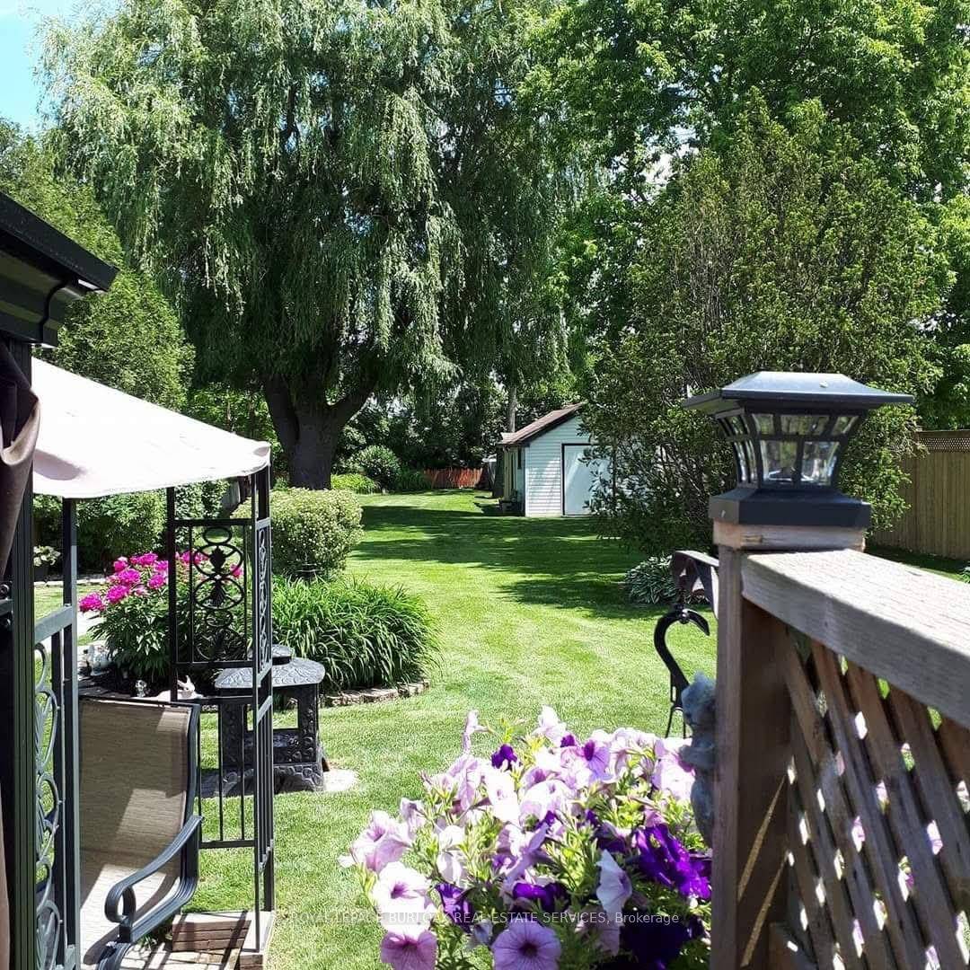 Welcome to country style living at its finest !