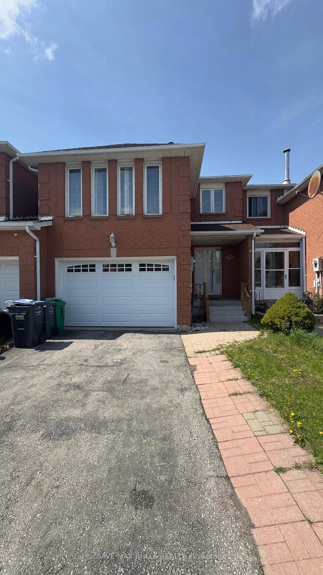 This spacious house features a spacious main floor with a bright living and dining room, both finished with laminate flooring and large above grade windows.