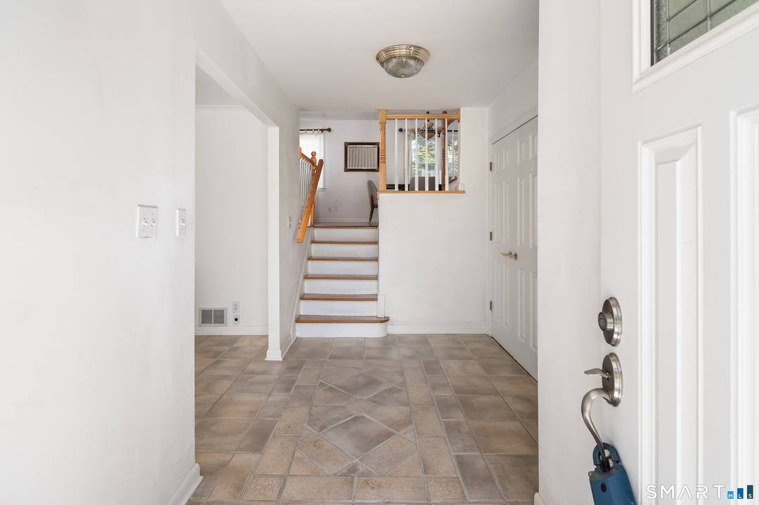 Sophisticated Style and Unbeatable Location Newfield Pepper Ridge.