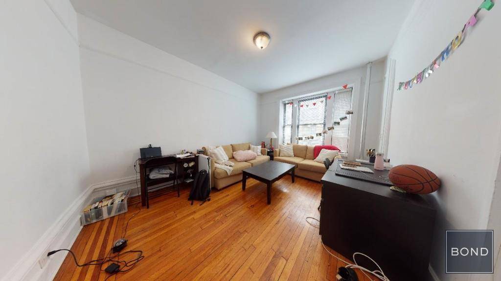 Large 2 bedrooms, 1 baths.