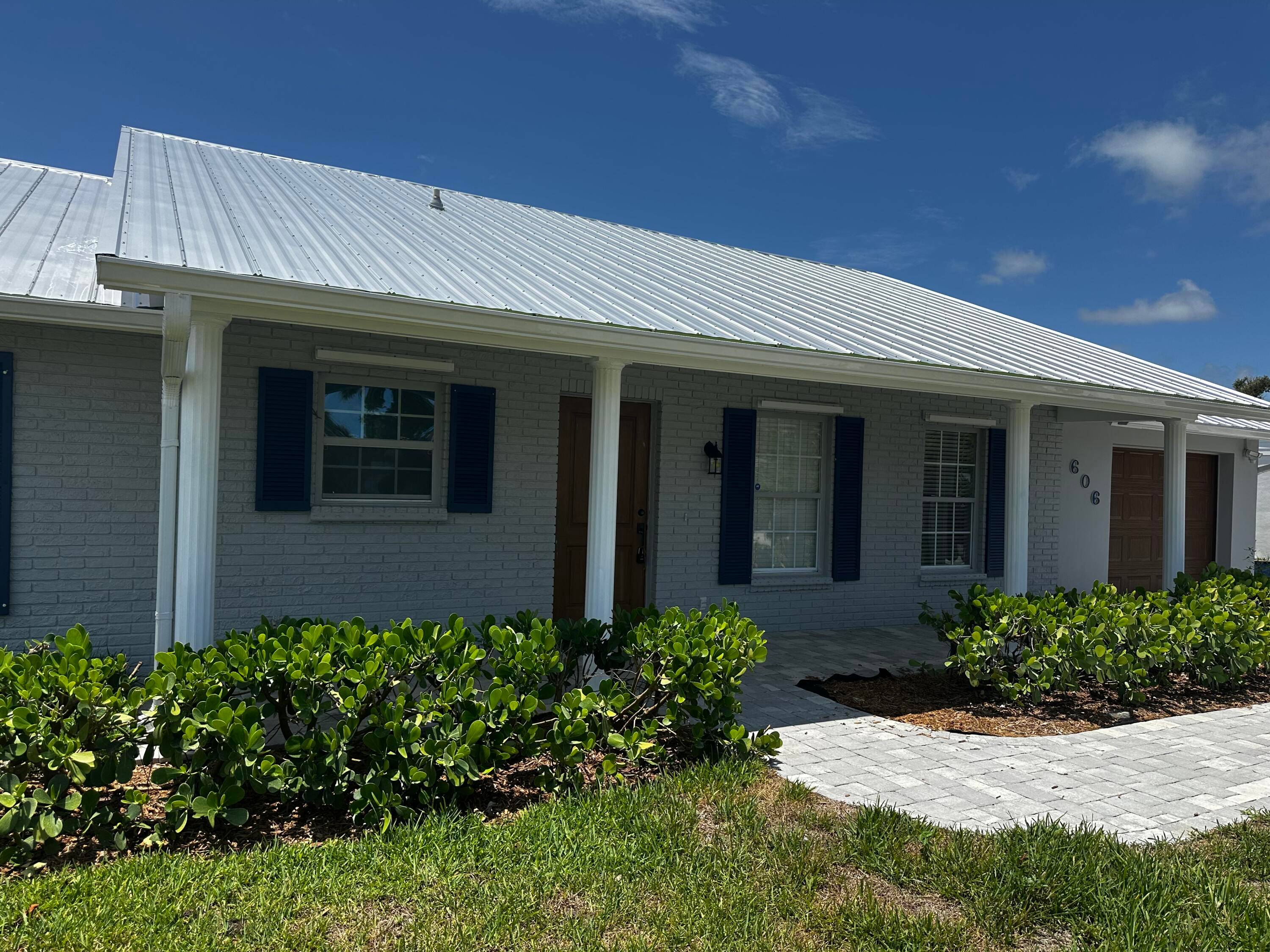 Central Beach location, walk to the beach and town.