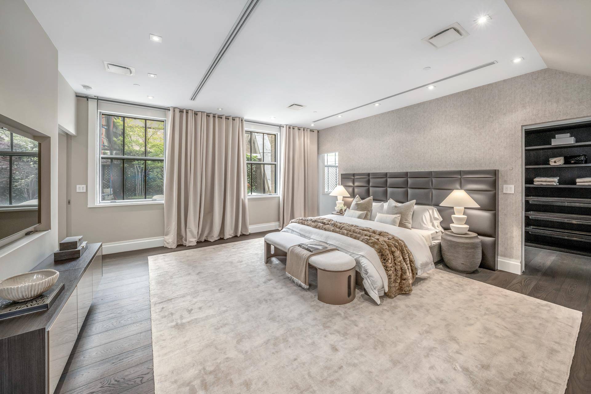 Experience Timeless Sophistication at the Landmark Apple Bank Condominium This remarkable 4 bedroom, plus den and open gallery, 4.