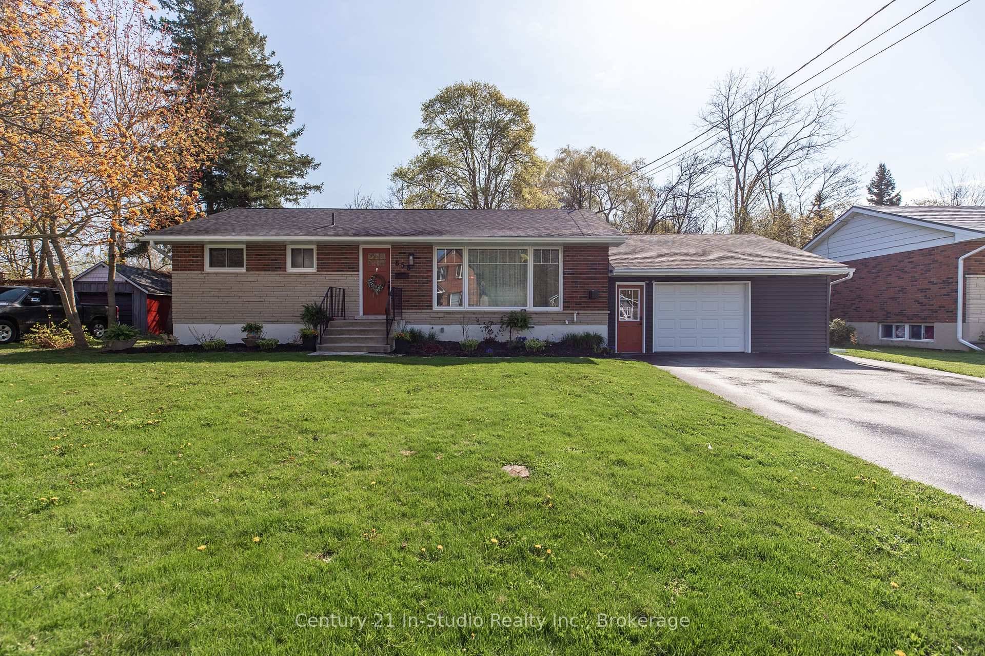Prime Owen Sound Bungalow Modernized Charm, Dream Location !