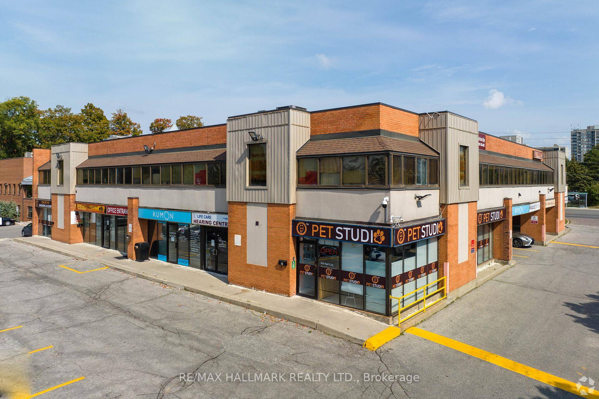 Perfectly located near the 401 with easy transit access, this second floor open consept office space offers unparalleled connectivity.