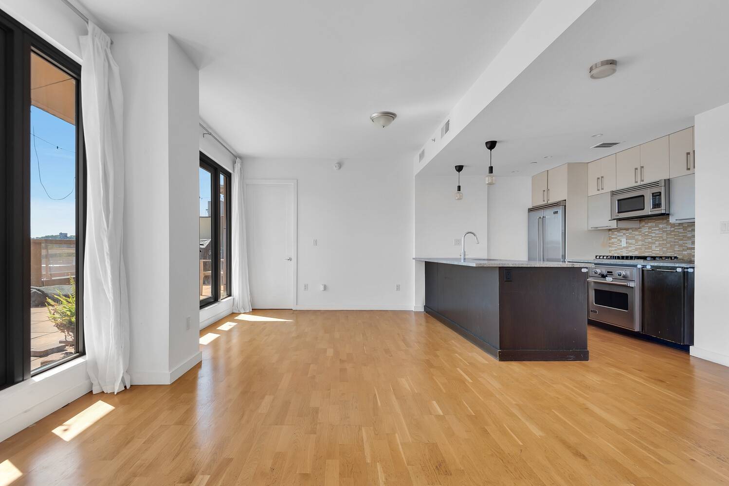 With nearly 1, 600 SF OF INTERIOR AND EXTERIOR LIVING SPACE, TOP OF THE LINE FINISHES, WHITE GLOVE FULL SERVICE LIFESTYLE this 2BR 2BA rental has it all !