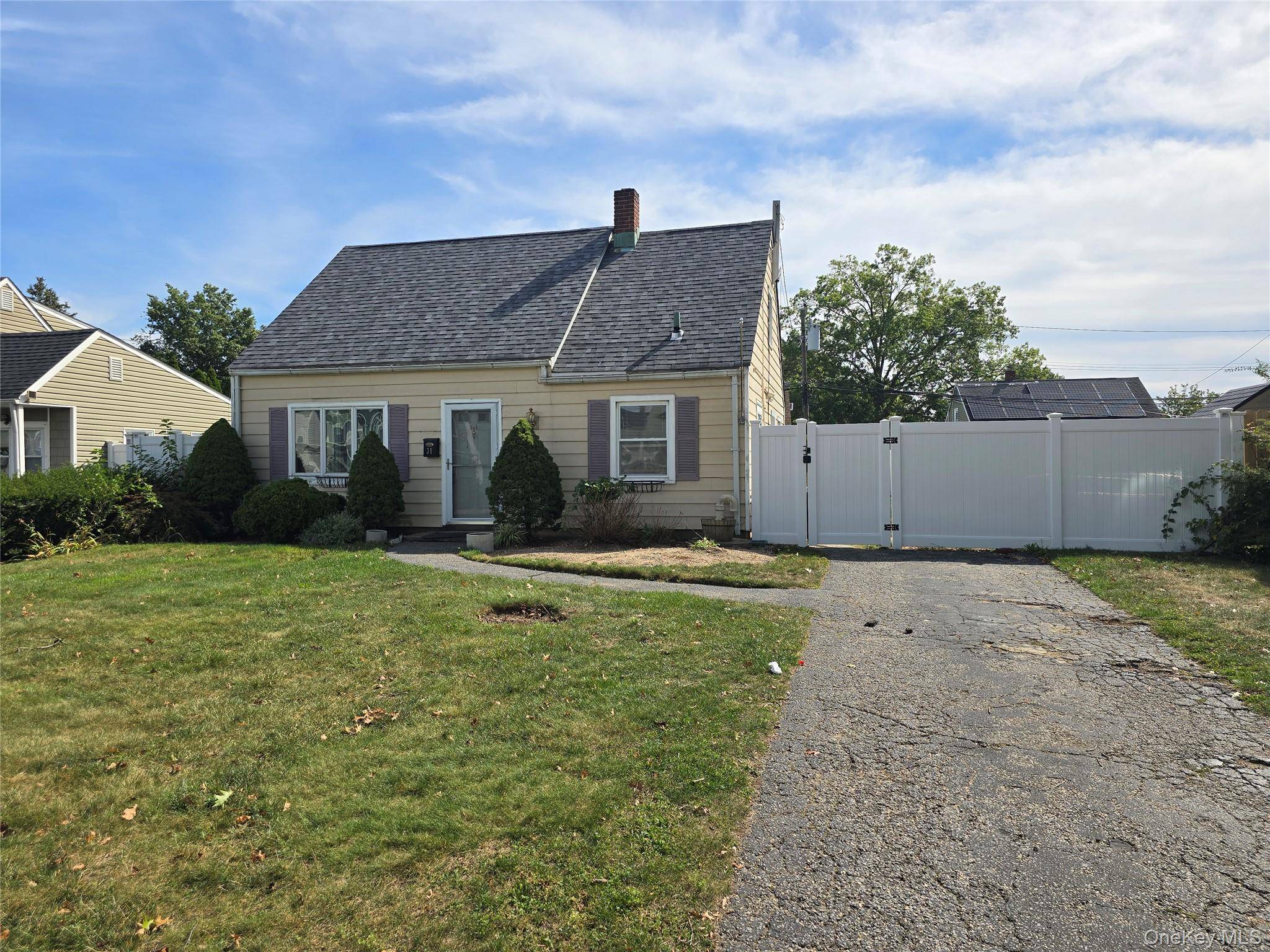Whole House Rental Nested In Levittown, 3 Bed 1 Bath With Fully Fenced In Yard, Washer Dryer Included, Tenant Pays All Utilities