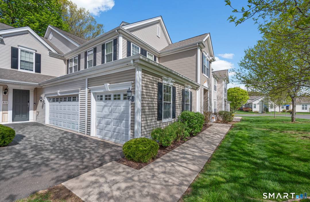 This sought after 3 bedroom townhouse at The Woodlands of Newington is beautifully updated and impeccably maintained.