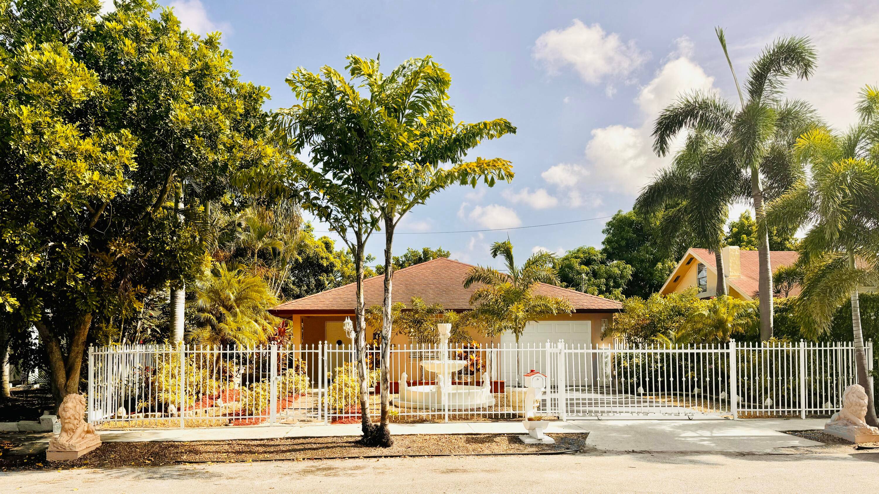 NEW ROOF ! ! ! ! ! Beautiful home located minutes from the beach and downtown restaurants.