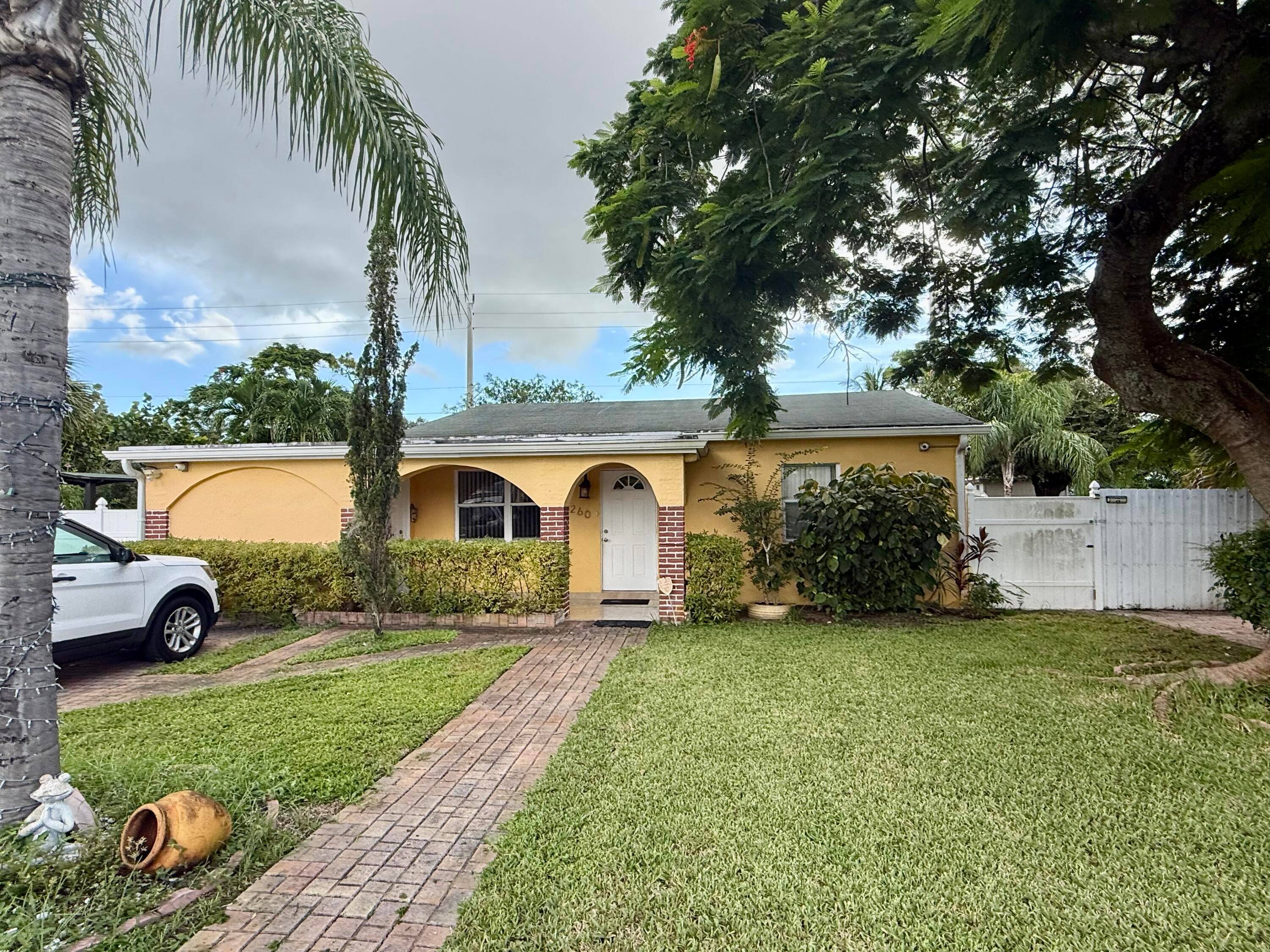 Investors Dream ! ! This 2 bedroom, 2 bath single family home offers incredible income potential with a permitted efficiency that has a private bathroom and kitchenette.