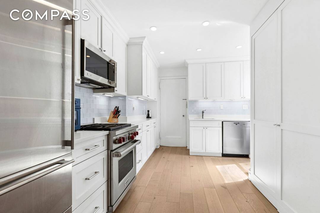 This beautifully renovated two bedroom, two bath has a huge windowed kitchen and gets tons of light through its many windows perched above neighboring brownstones.