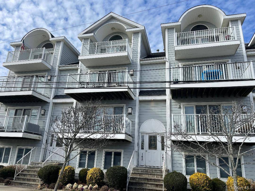 Long Beach Prime Location Townhouse with Oceanview Terrace amp ; Parking spot.
