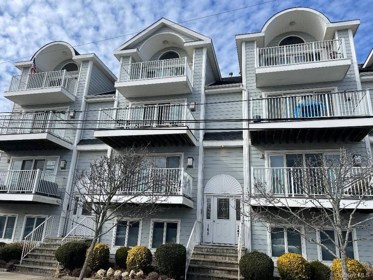 Long Beach Prime Location 3 Bedroom Townhouse with Oceanview Terrace amp ; Parking spot.