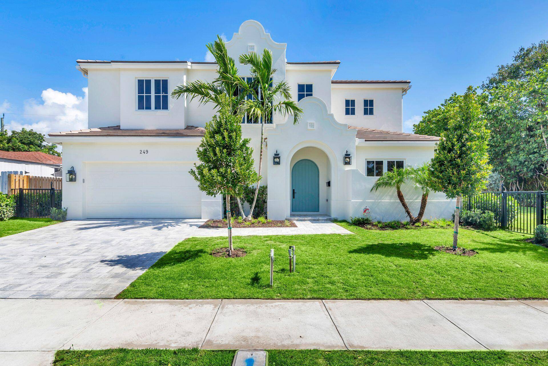 Positioned on an over 10, 000 sf lot to maximize the expansive yard, this NEW CONSTRUCTION home offers five bedrooms, five and two half bathrooms with over 4000 living and ...