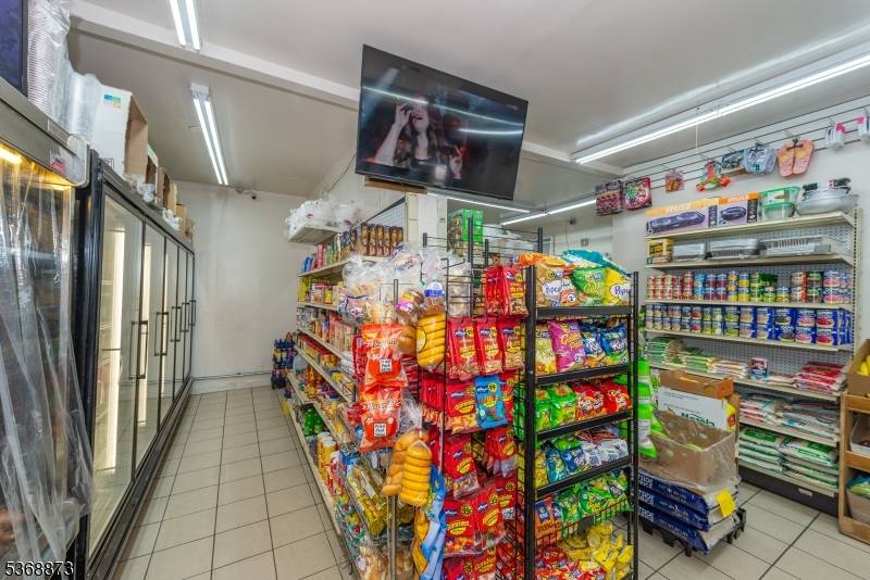 MIX USED MULTI FAMILY. 1ST FLOOR BODEGA WITH THE INVENTORY INCLUDED IN THE SALE.