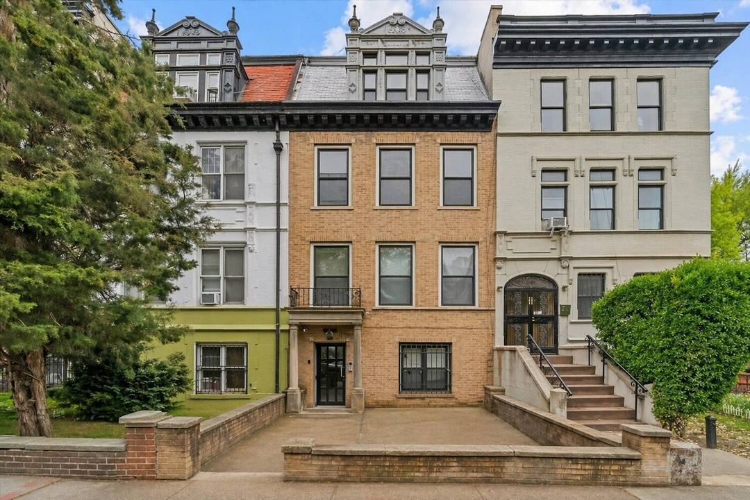 Welcome to 288 New York Avenue, a classic building nestled in the vibrant Crown Heights section of Brooklyn.