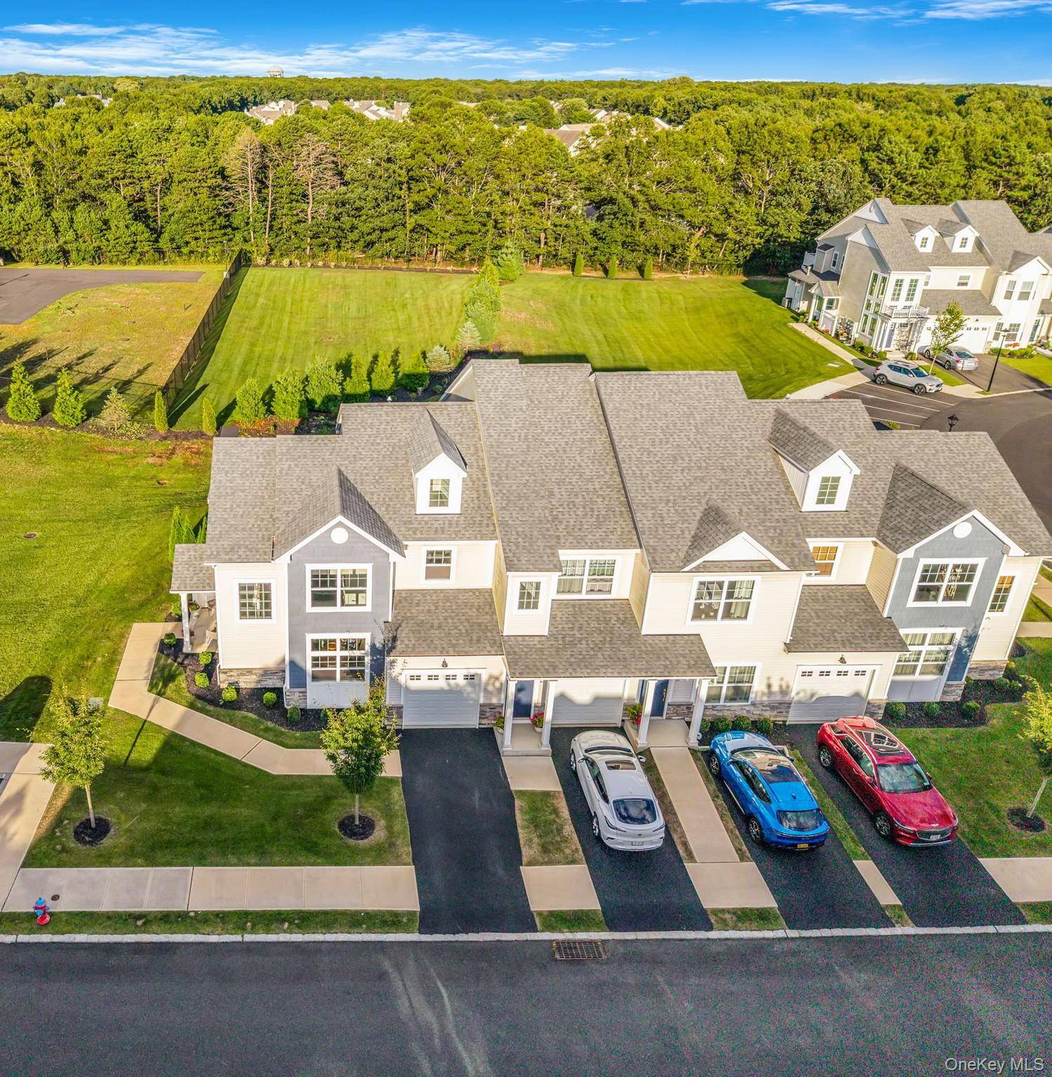 Beautiful Townhouse, Gated 55 Community in the Vineyards at Brookfield, 1st Floor Features, Cathedral Ceilings Eat In Kitchen with Quartz Countertops, Kitchen Island, Stainless Steel Frigidaire Professional Appliances, Dinning Room, ...
