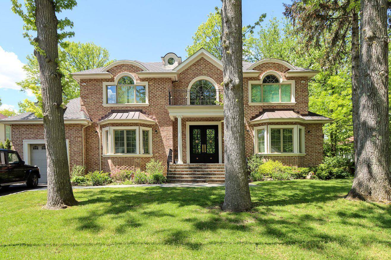 Exquisite newer construction in spectacular condition which offers large entertaining rooms, huge kitchen amp ; 4 big family bedrooms maid's room.