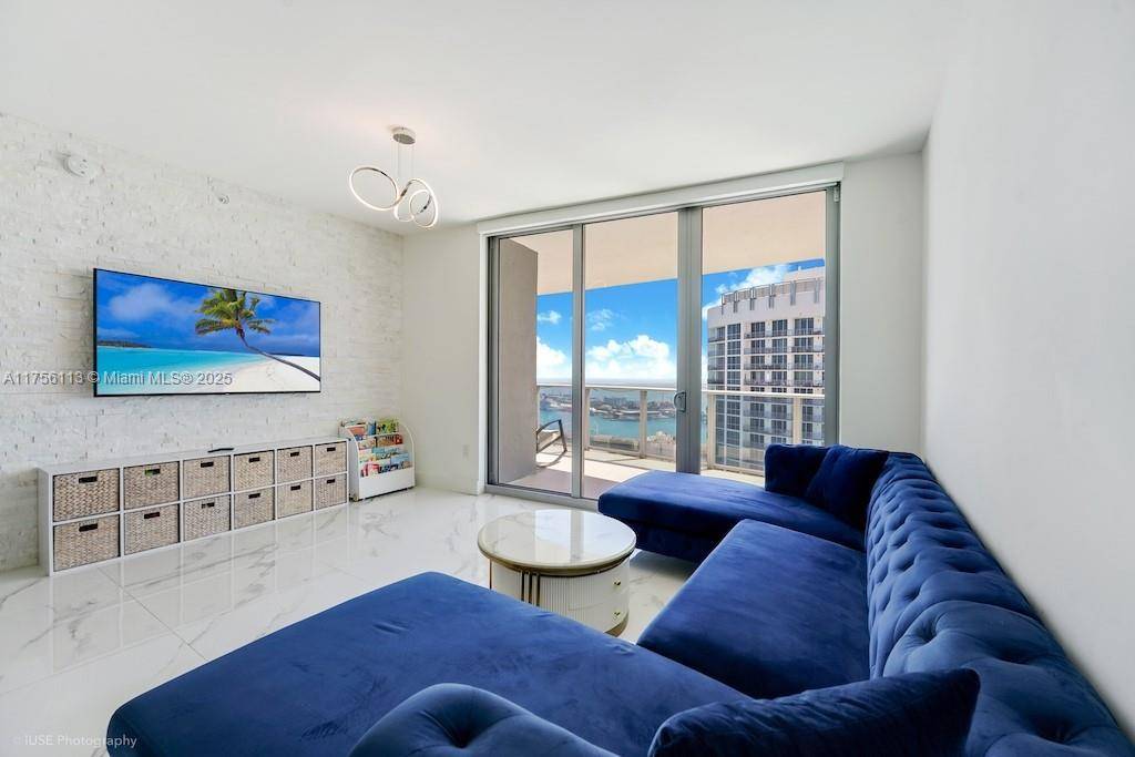 Enjoy jaw dropping open bay and city views from the 49th floor at Aria on the Bay.