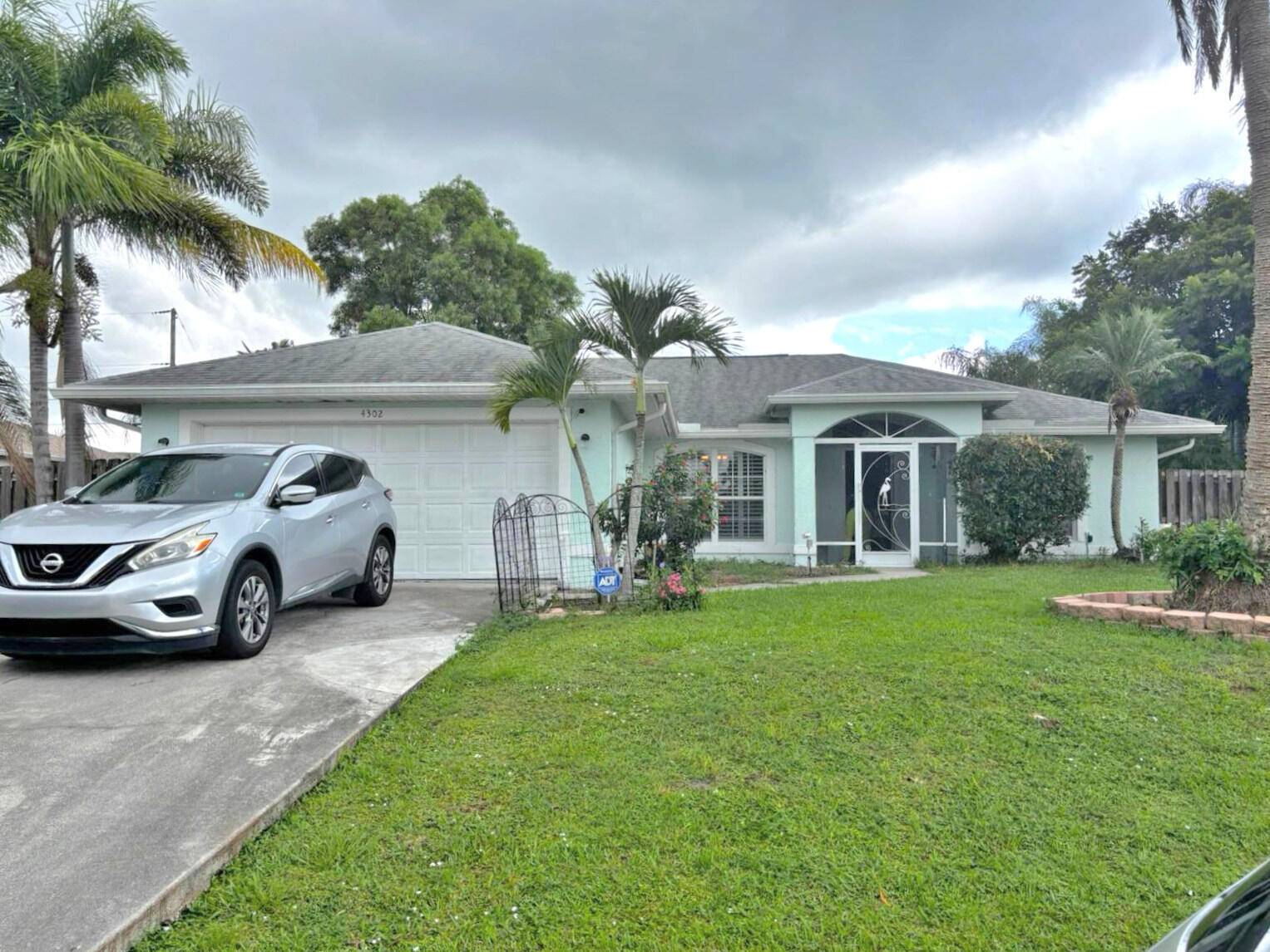 Welcome to this charming home located in the desirable area of Port Saint Lucie.