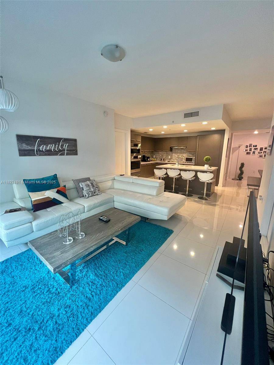 SPACIOUS 3BR 3Bth corner unit at Midtown Doral.