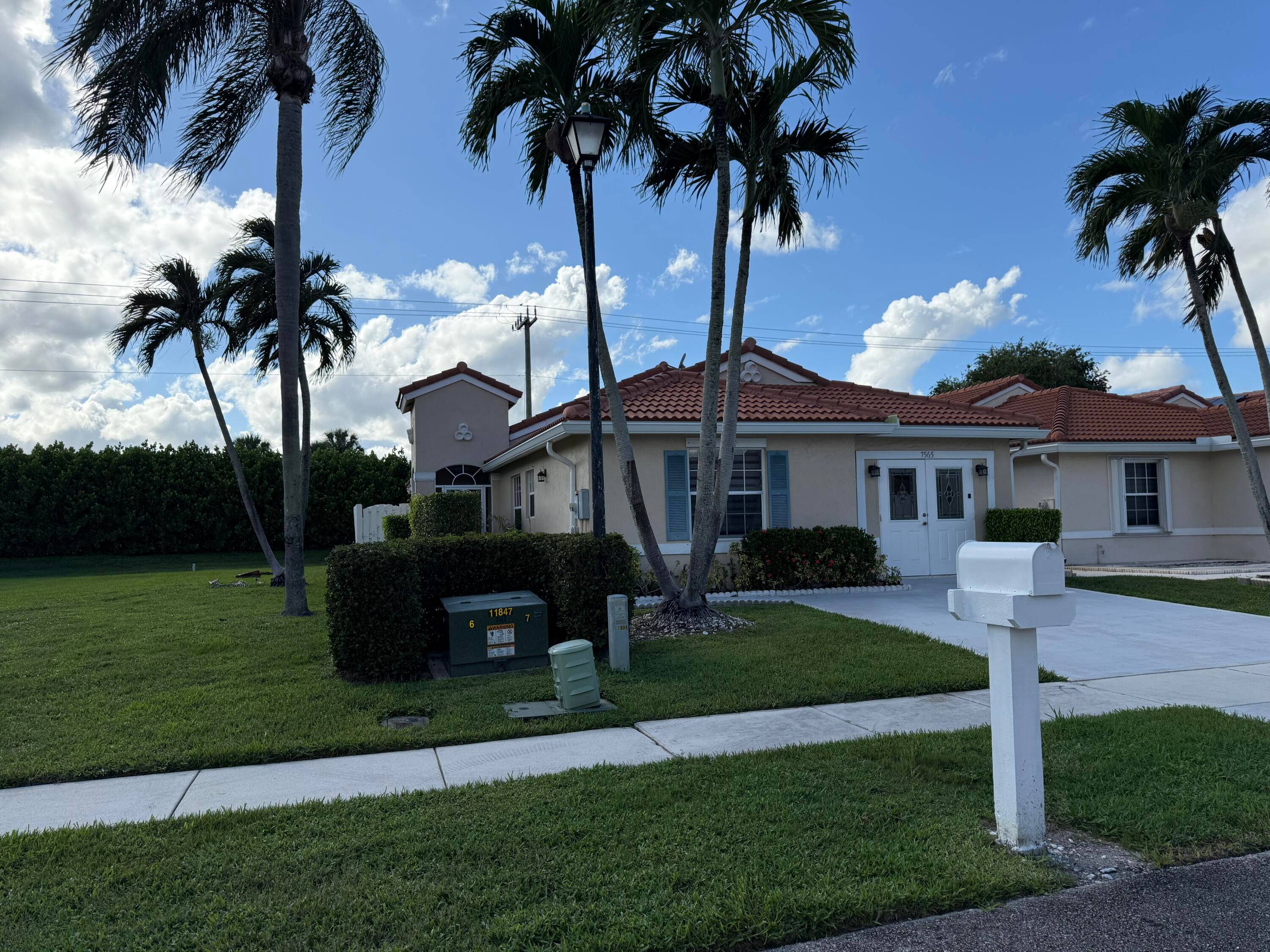 SPACIOUS 3 BEDROOM, SOARING CEILINGS, LARGE BACKYARD, BONUS 4TH BEDROOM OFFICE.