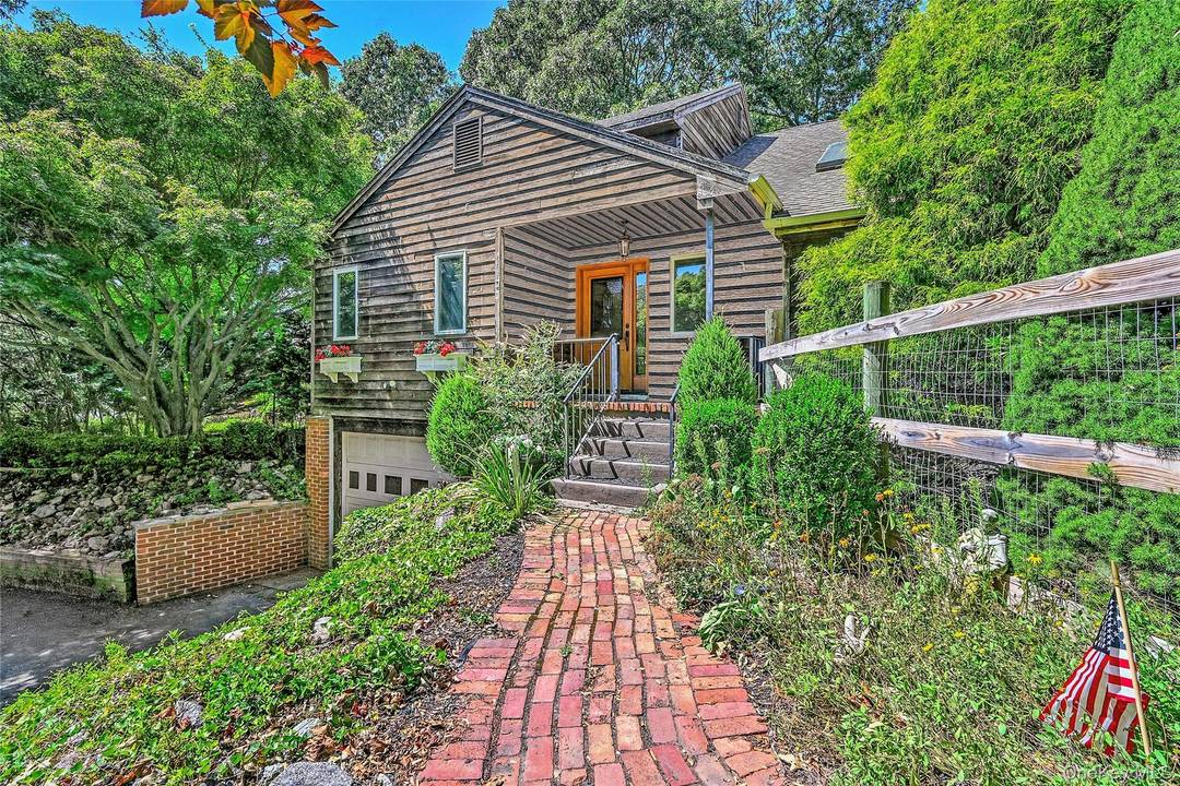 Orient Hillcrest Estates Overlooking 16 acres of picturesque vineyard, this contemporary home offers a rare blend of natural beauty and modern potential.