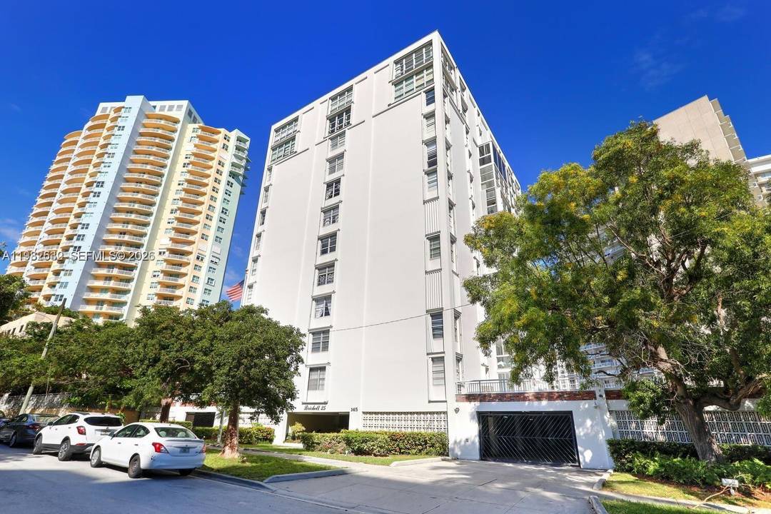 Spacious 2 bedroom, 2 bathroom condo located in a well maintained high rise in the heart of Miami.