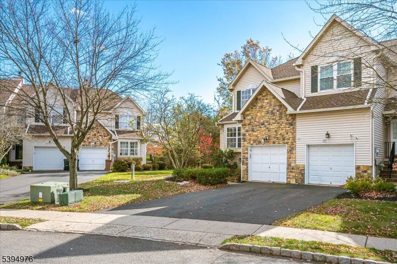 Here comes your Dream House, Beautiful End Unit Townhouse in Sought After Crestmont Manor in Hillsborough !