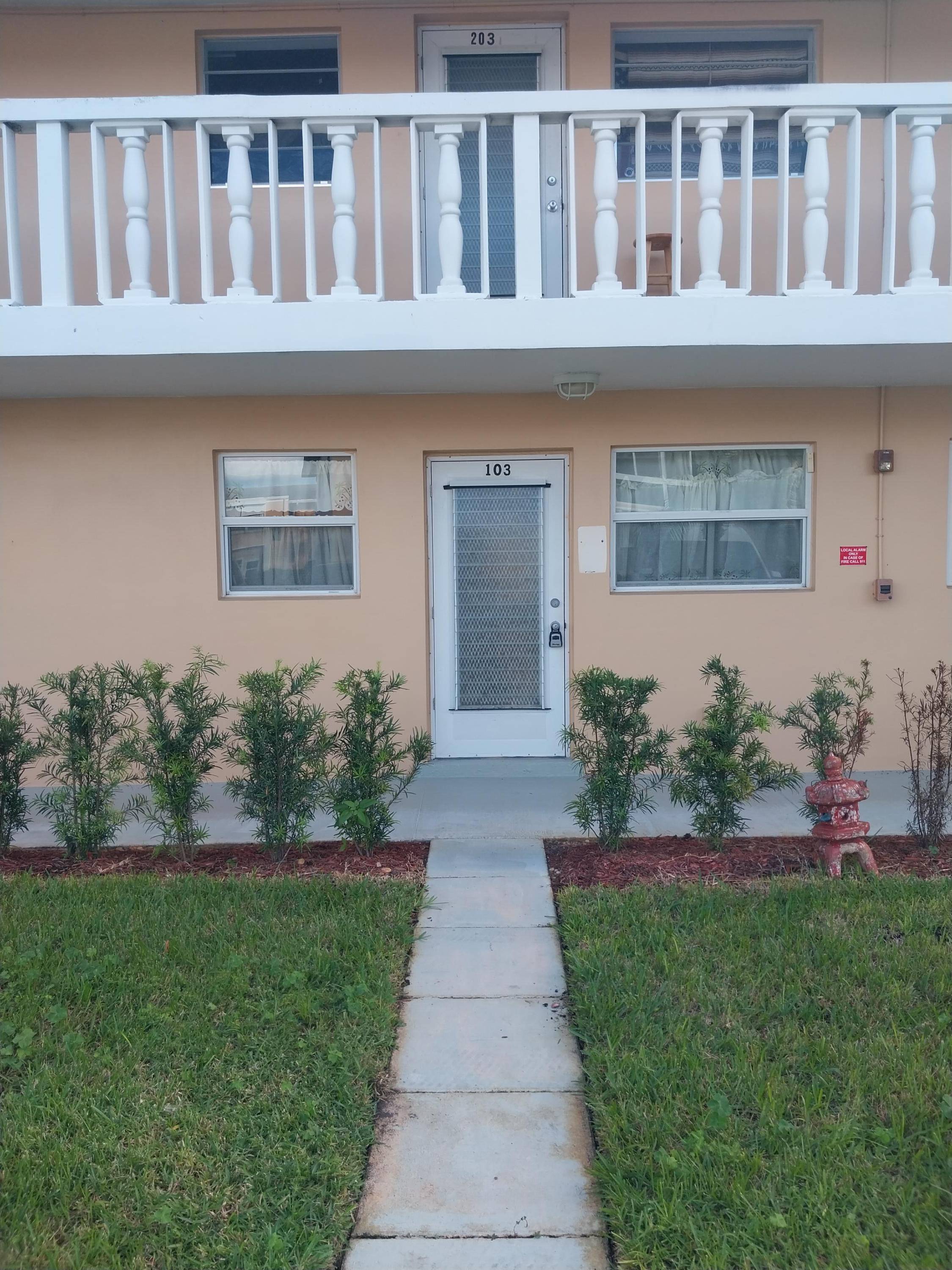 1 bdrm 1. 5 bath first floor unit in 55 community minutes to the beach.
