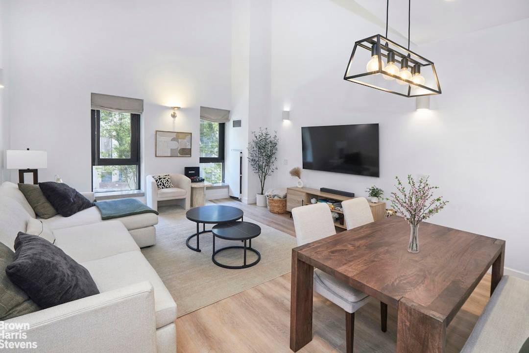 Elegant One Bedroom in Iconic Pre War Condominium Upper West Side Welcome to this beautifully appointed one bedroom, duplex residence in the legendary Pythian condominium, one of the Upper West ...