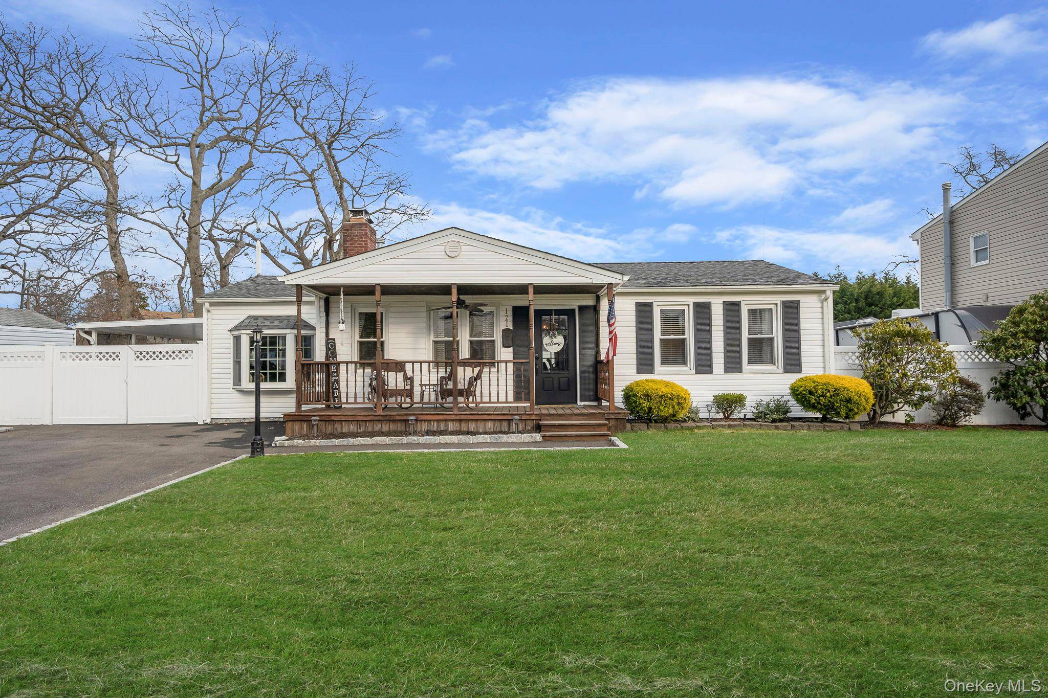 Location ! ! 121 Plymouth is located just outside Babylon Village.