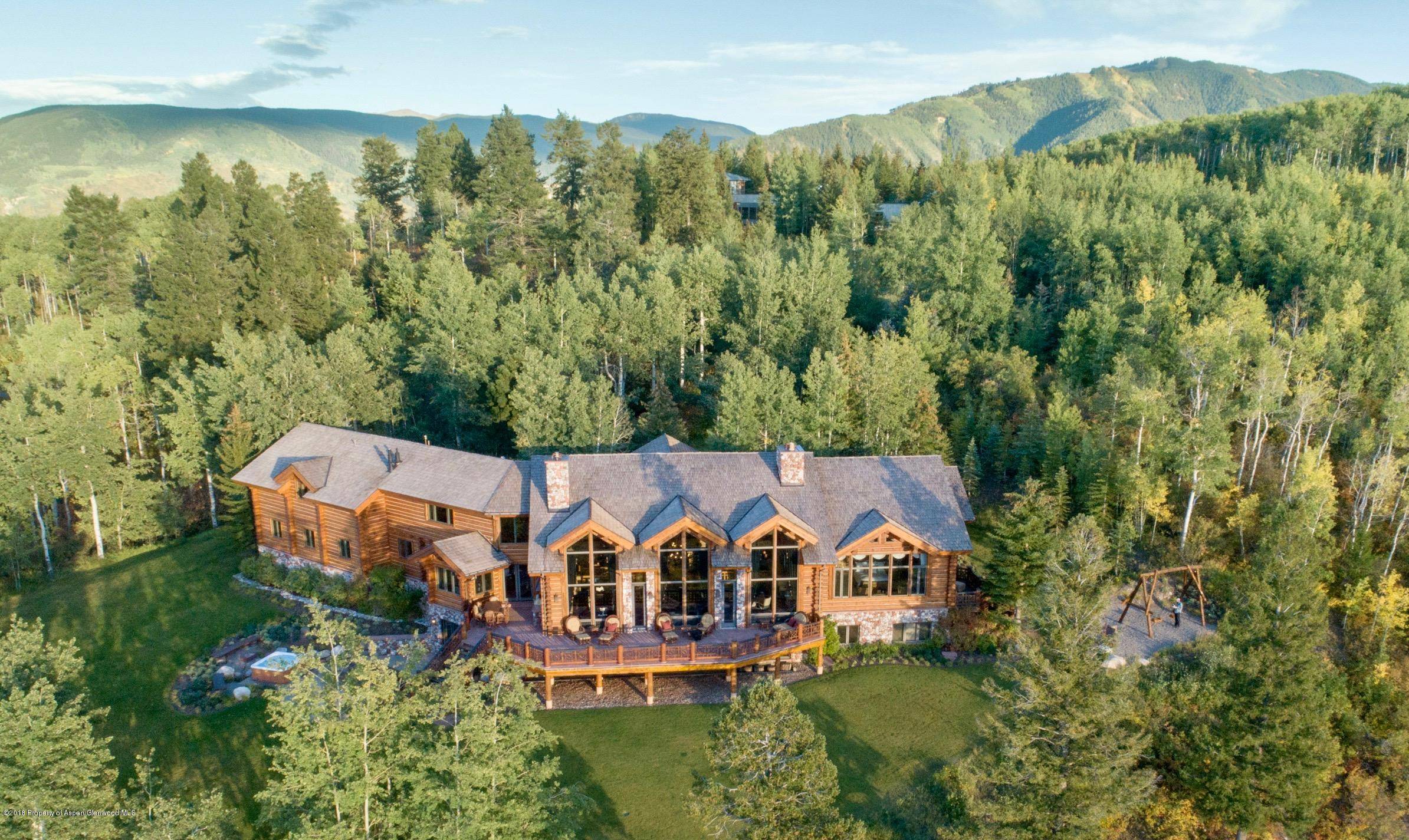 This West Buttermilk lodge is located just minutes to downtown Aspen, Snowmass Village, and Buttermilk making it the perfect spot for your next ski adventure or summer getaway.