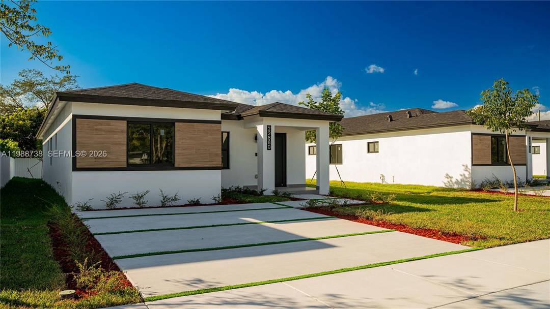 Beautiful new construction home in Silver Palm Park !