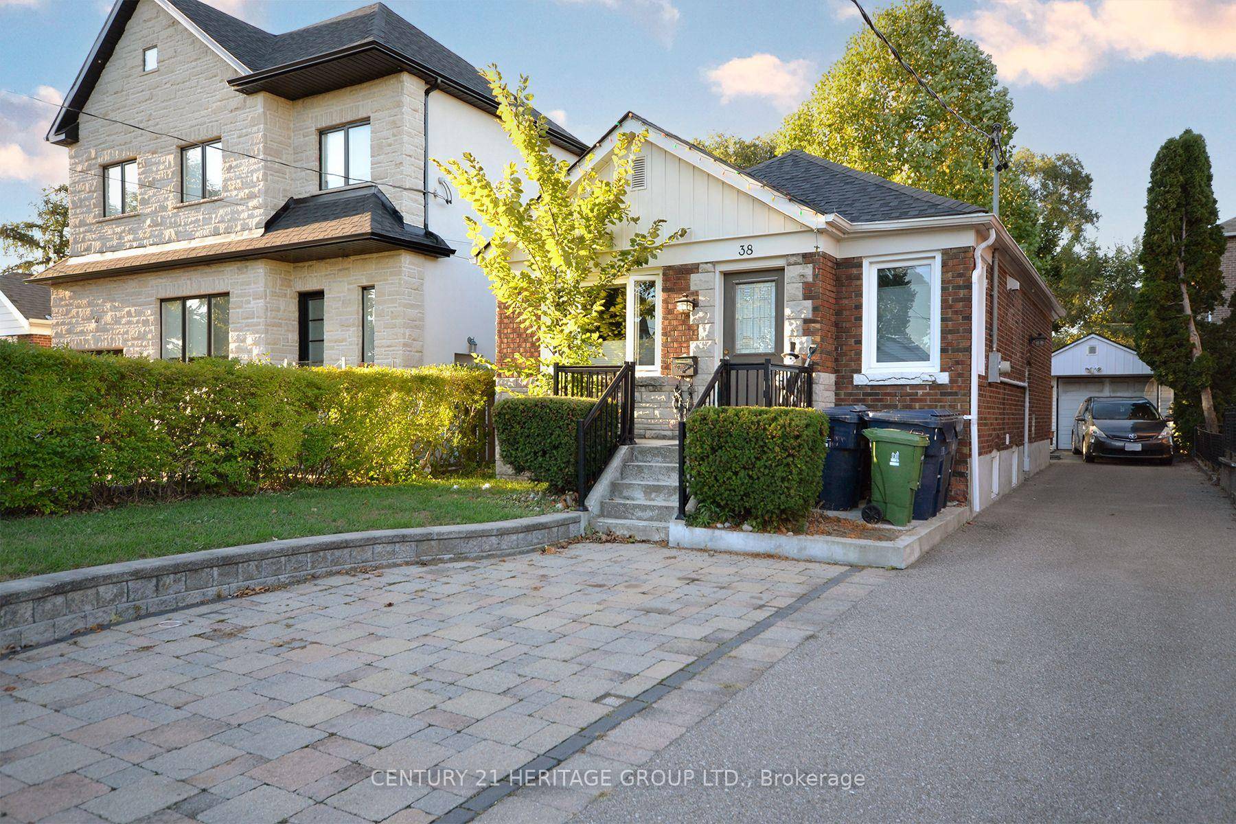 Treat yourself to some luxury with this beautifully renovated lower level apartment in a quiet and family friendly neighbourhood of Rockcliffe !