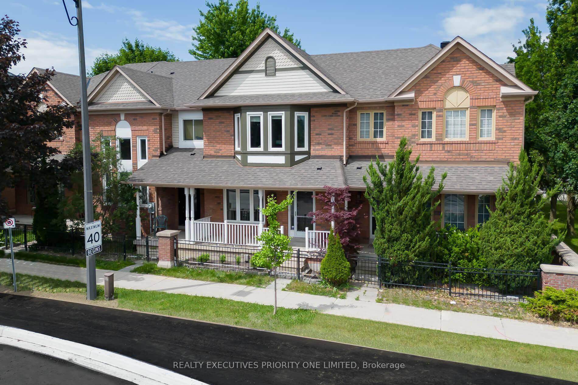 Location, Location ! Welcome to 372 John West Way a beautifully maintained and spacious 3 bedroom townhome nestled in one of Aurora's most sought after neighbourhood's.