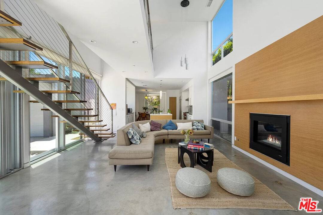 547   Huntley Dr 3BR Beverly Grove La