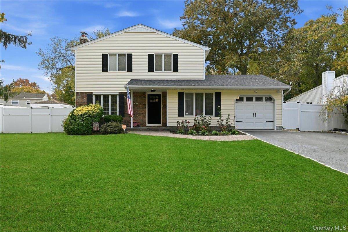 LOOKING FOR A POOLSIDE VIBE AND LOTS OF SPACE TO THRIVE.