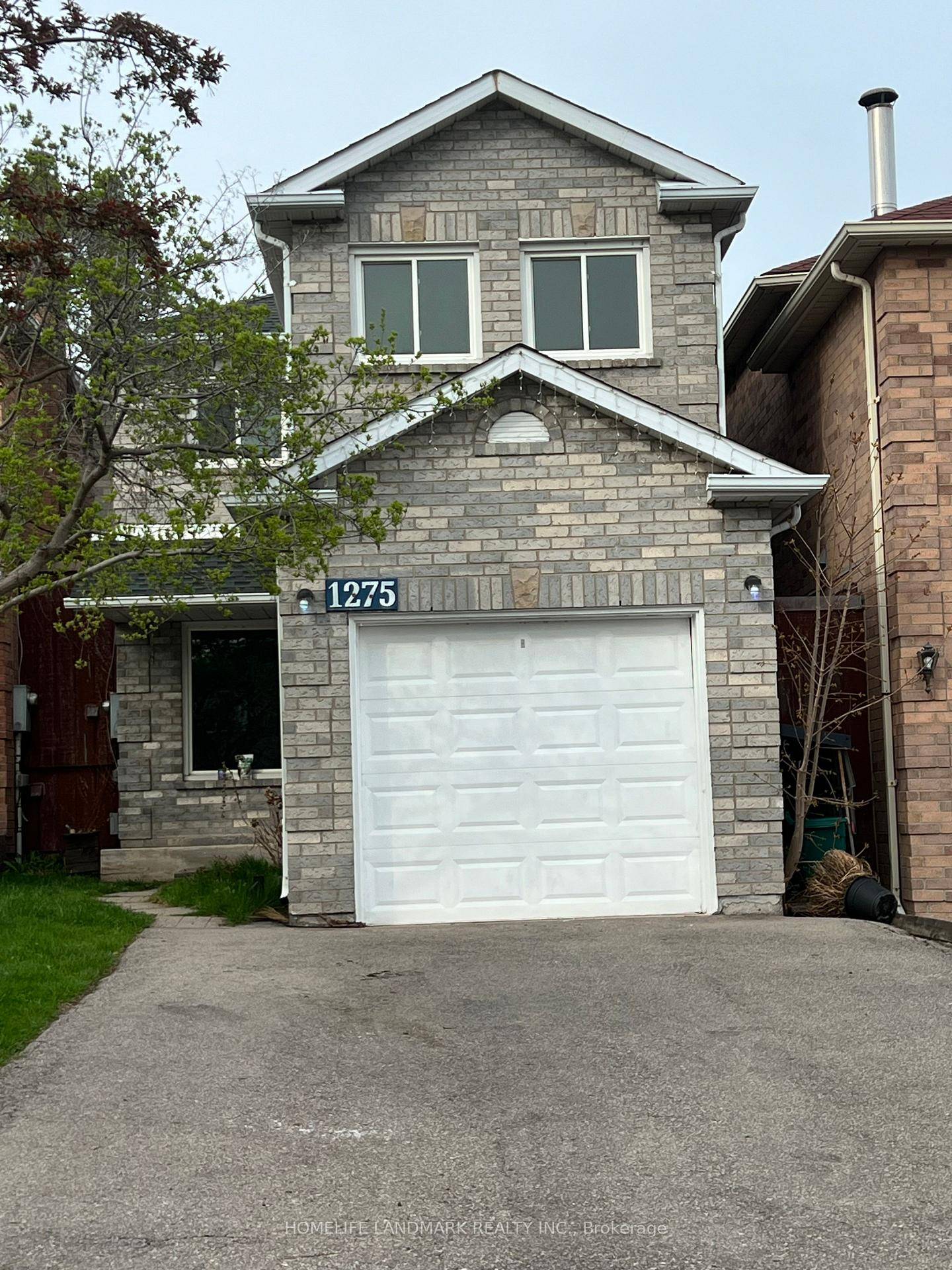Perfect Link Home Available For Rent In A Sought After Clearview area of Oakville !