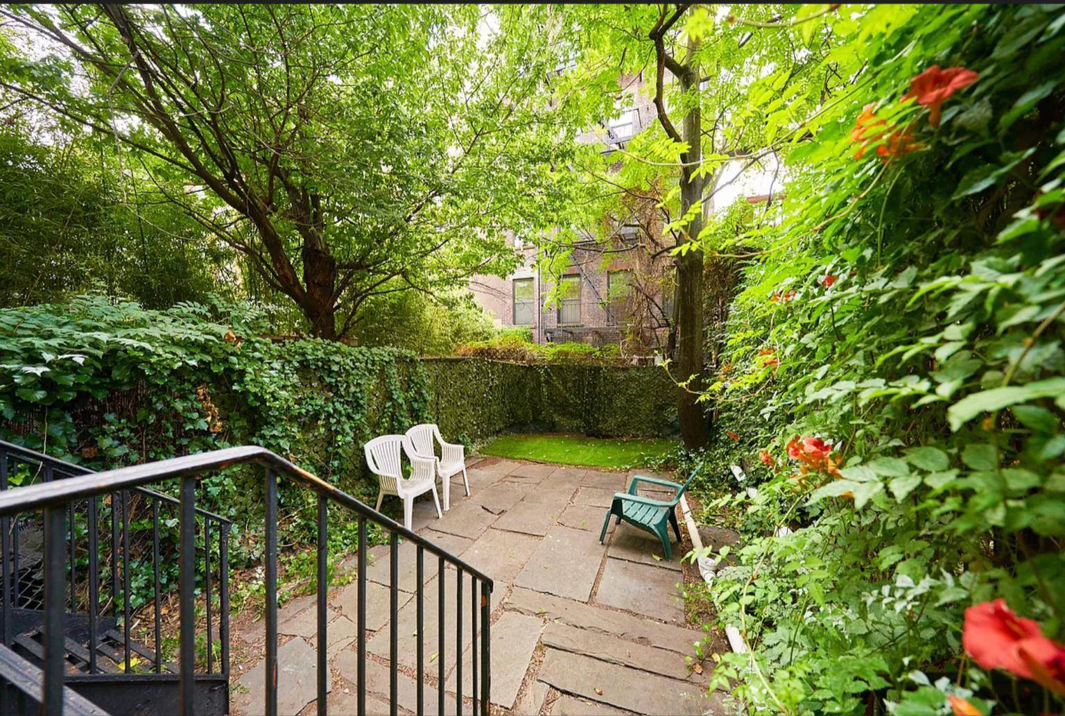 Apartment Features Private garden Duplex Natural Sunlight Stainless Steel Appliances Microwave Hardwood Floors Soak in Tub Building Amenities Elevator Neighborhood Amenities Laundry around the corner Steps away from the Port ...