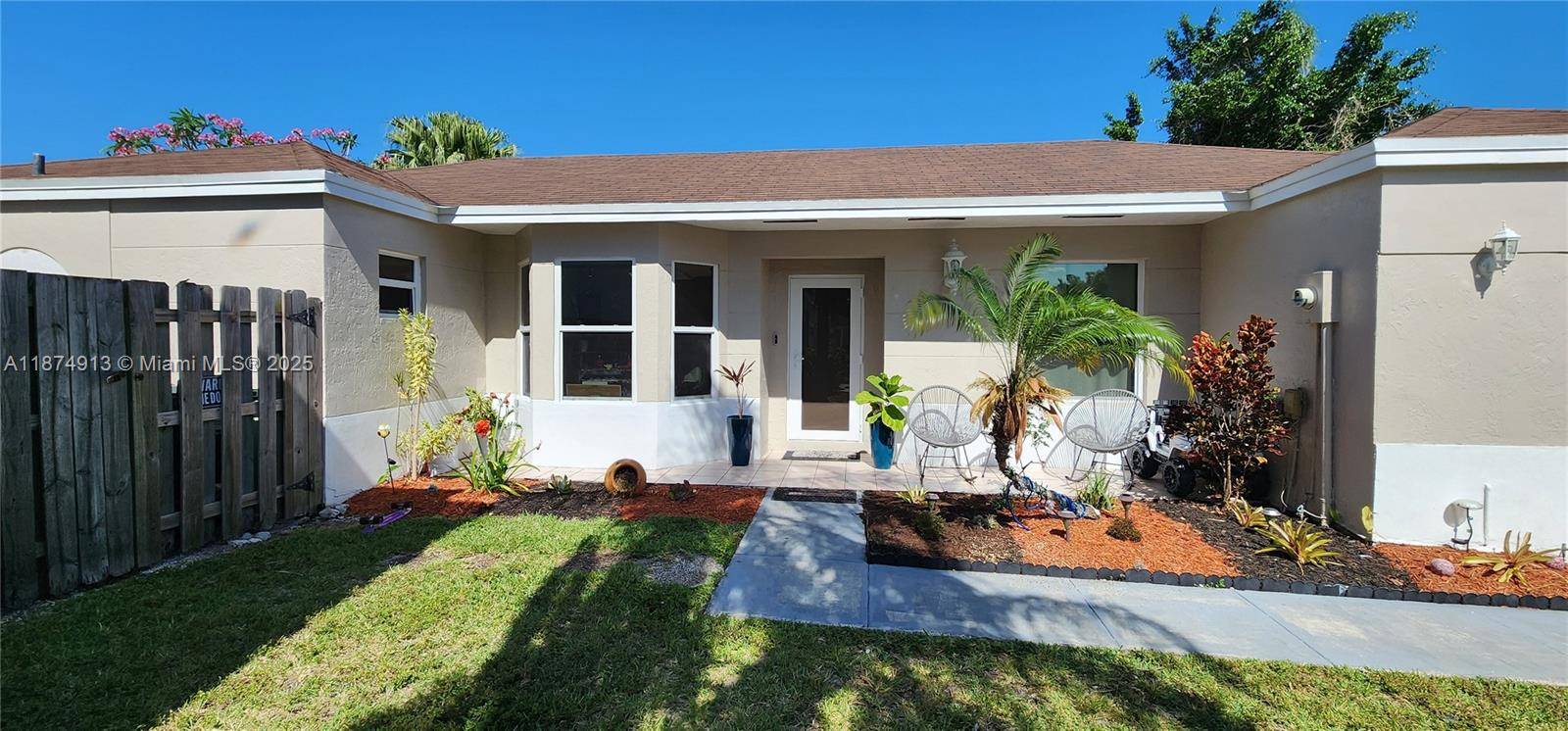 Welcome to your cozy haven in beautiful Cutler Bay !