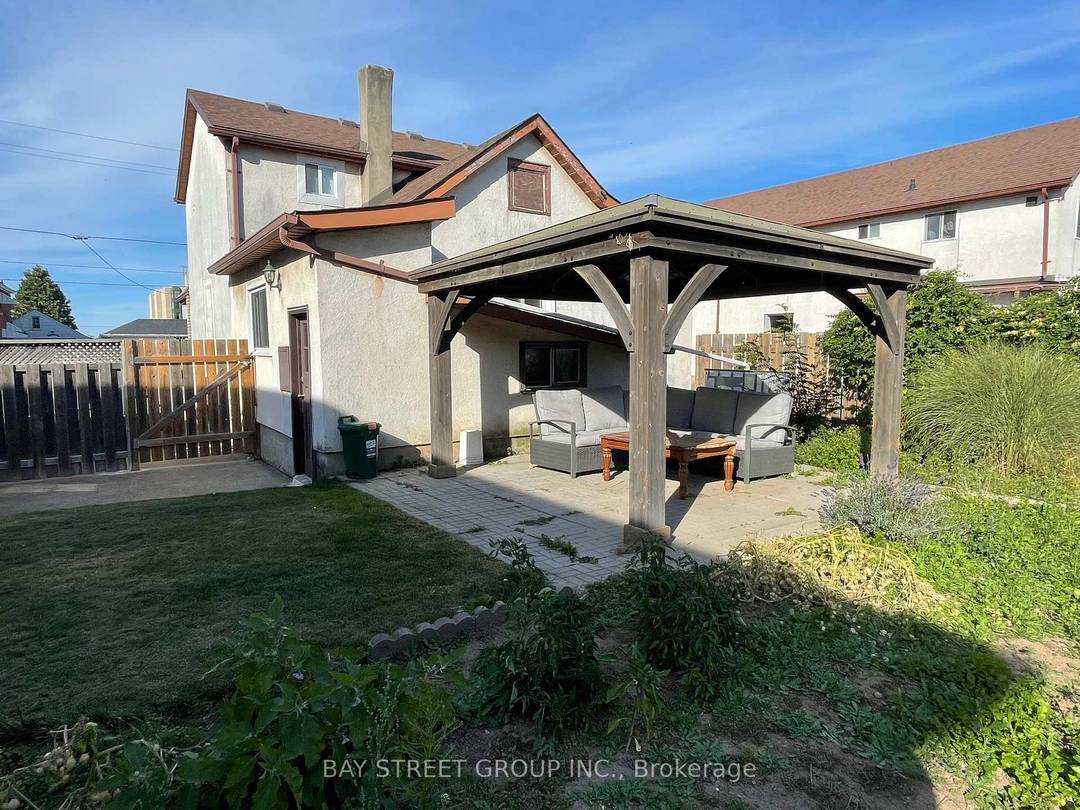 One bedrooms and One bathrooms beautiful home in the heart of Niagara Falls Region.