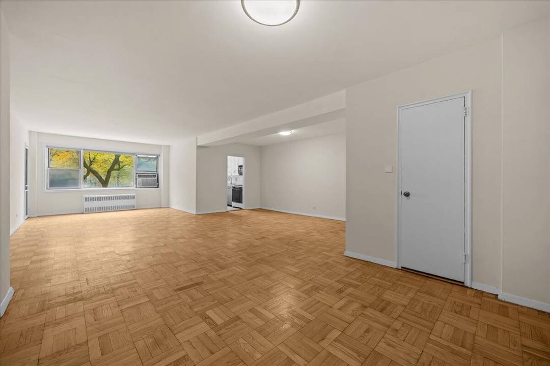 Spacious 2 Bedroom, 2 Bath Co op in the Heart of Spuyten Duyvil, Riverdale Welcome to your new home in one of Riverdale's most desirable neighborhoods !