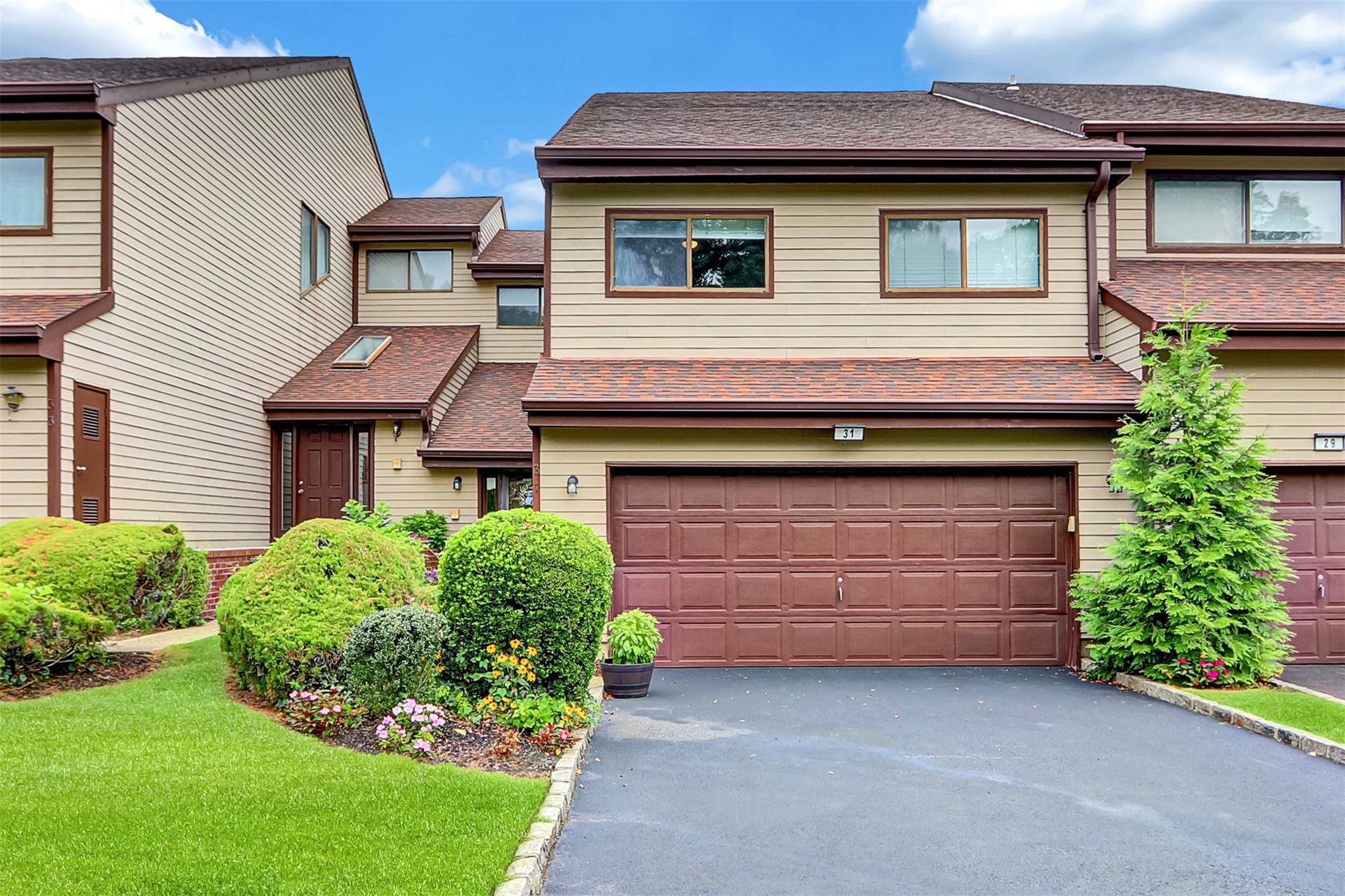 Beautifully Renovated 4 Level Townhouse in Prime Glen Head Location Nestled in the heart of Glen Head and located within the highly sought after North Shore School District, this beautifully ...