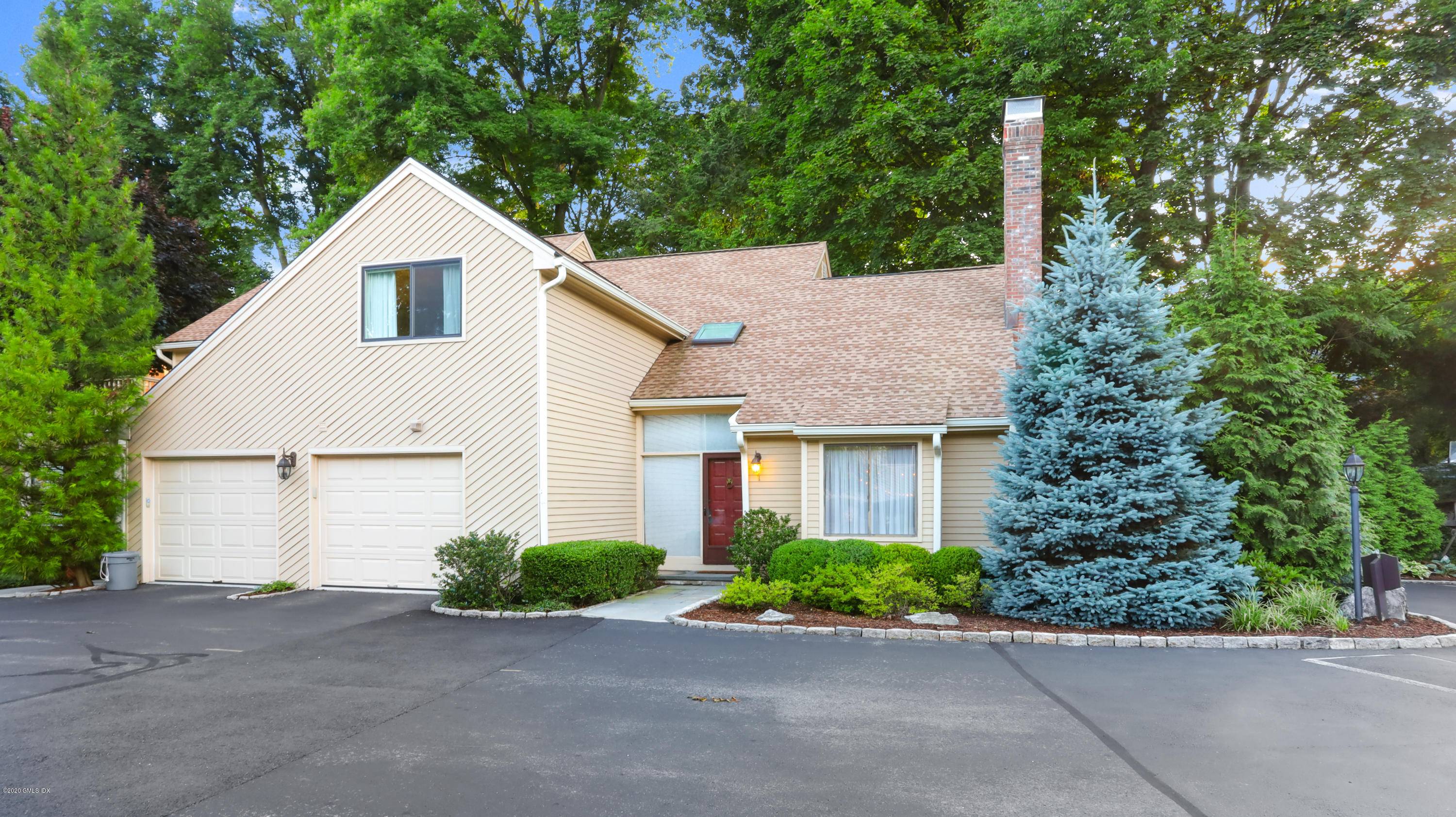 Spacious Greenwich townhouse in full service Ettl Park.