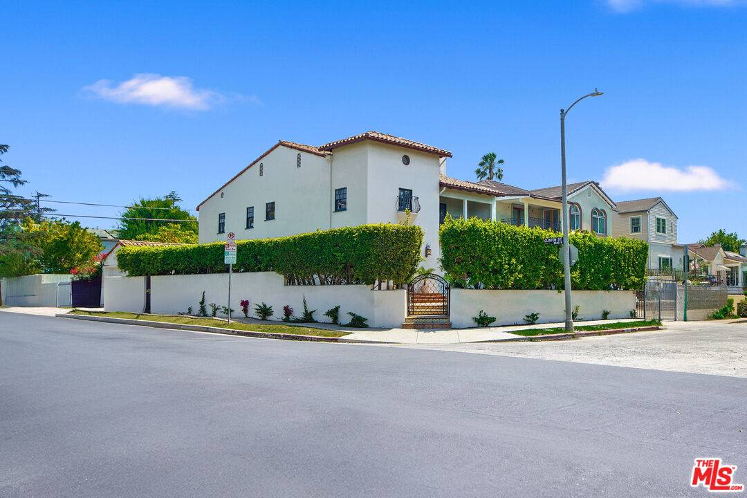 588  N Gower St 5BR Mid Wilshire La