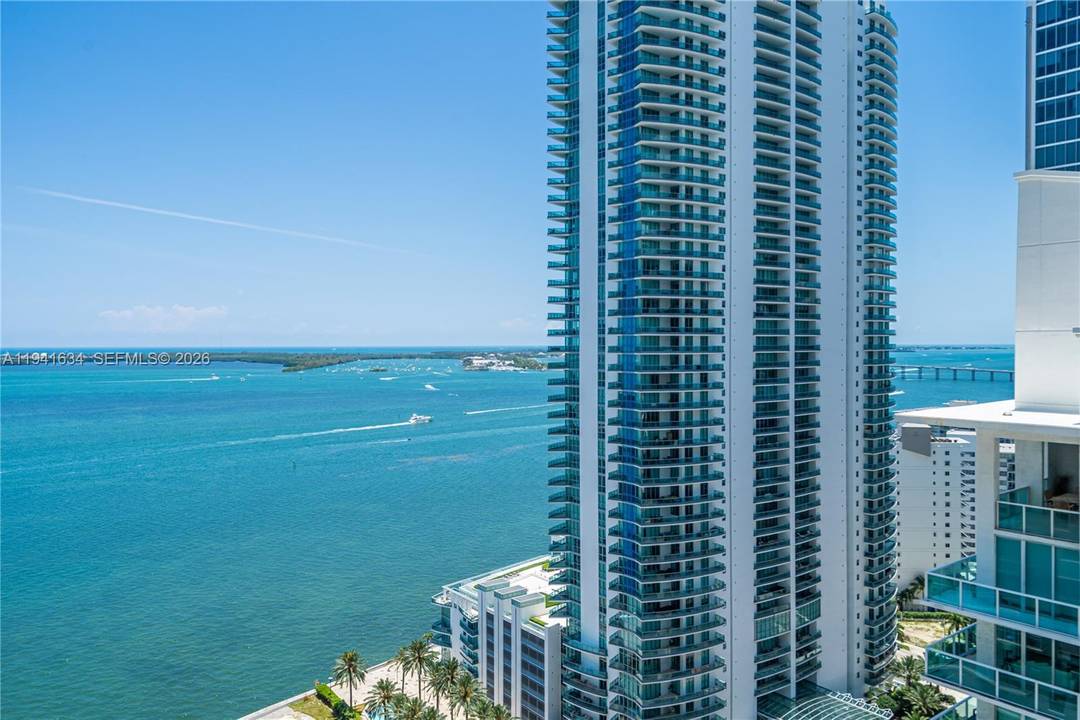 Spectacular sky residence in the heart of Brickell offering dramatic city views amp ; mesmerizing ocean views.