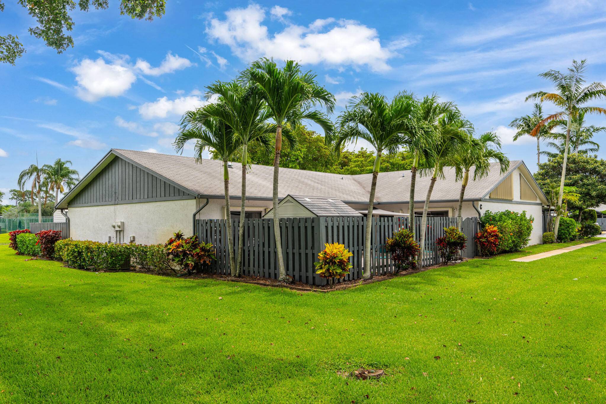 Welcome to this bright and spacious 3 bedroom, 2 bath villa in the desirable gated community of Summit Trail.