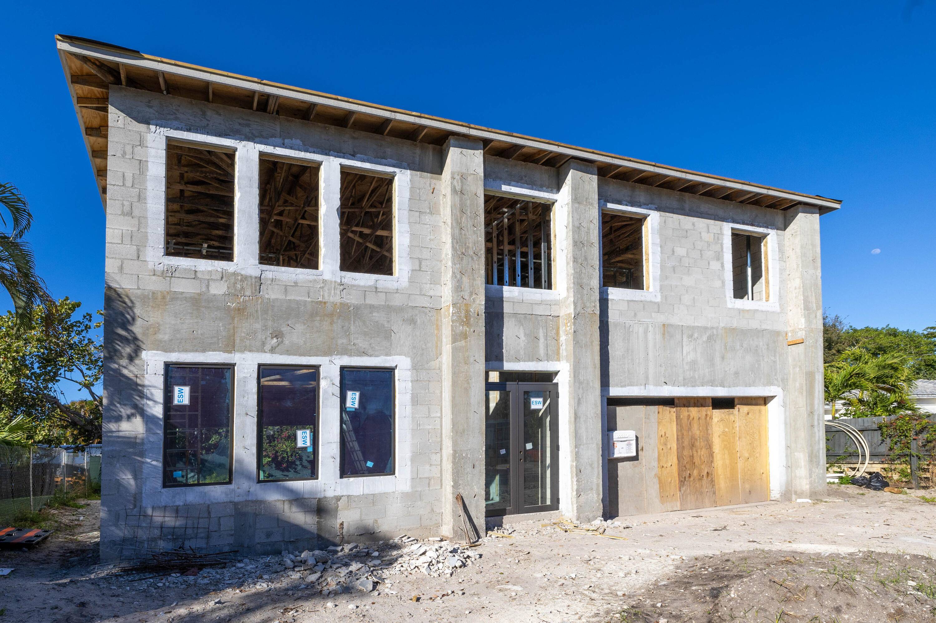 Luxury Contemporary Living in Northwood ShoresWelcome to this stunning, brand new contemporary home in the highly sought after Northwood Shores neighborhood.