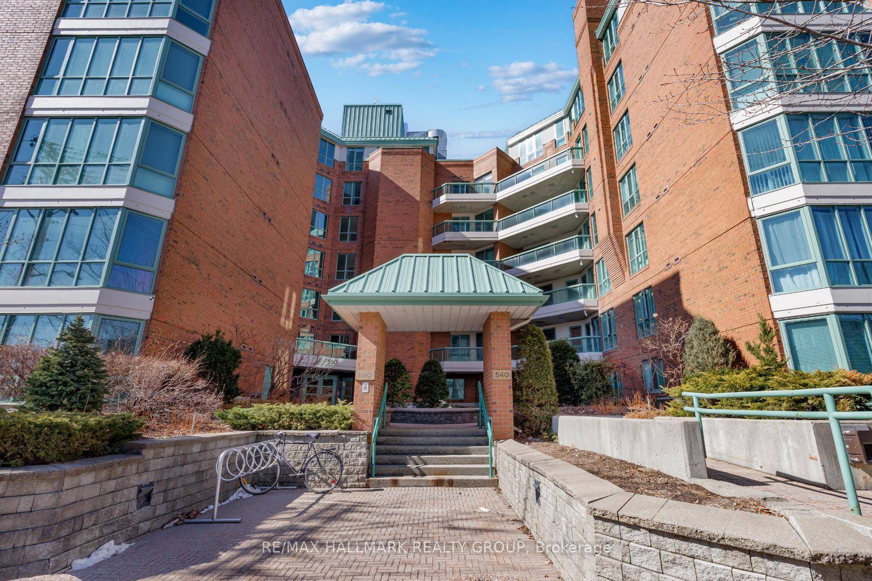 Welcome to this spacious condo, located in the Glebe Annex, walkable to Dows Lake, Commissioners Park, Dominion Arboretum, Little Italy and the Glebe.